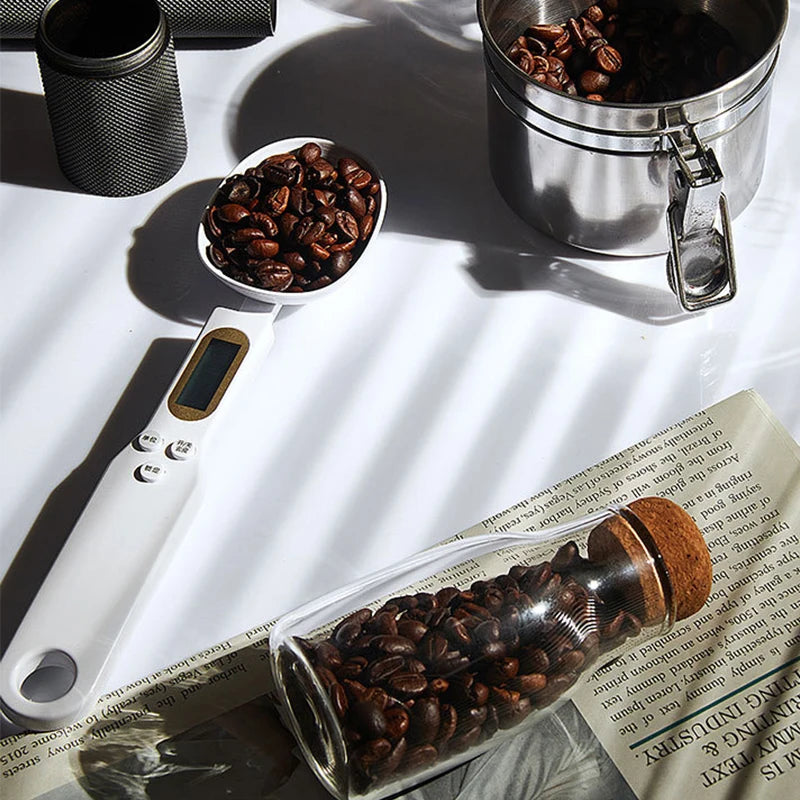 Small battery-operated electronic measuring spoon