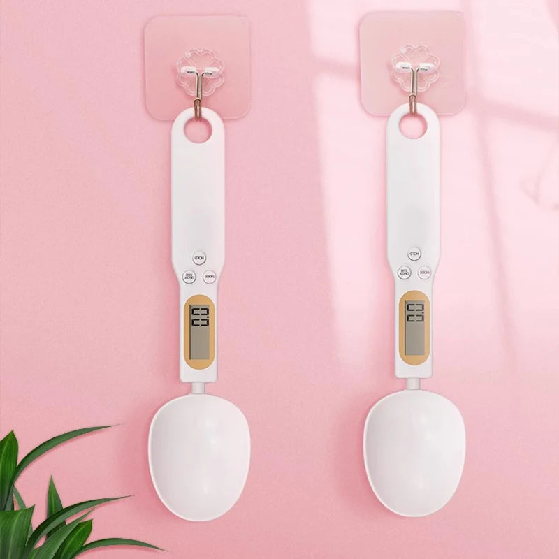 Small battery-operated electronic measuring spoon